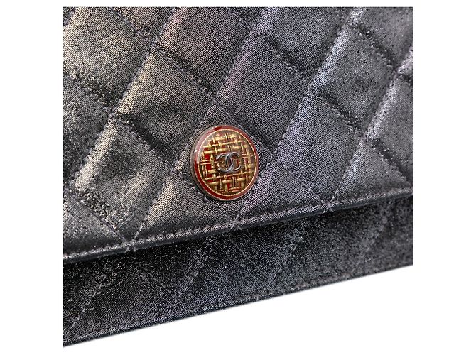 Wallet On Chain Carteira de corrente em couro de cordeiro matelassado iridescente prateada com padrão tartan da Chanel Prata - vista 10