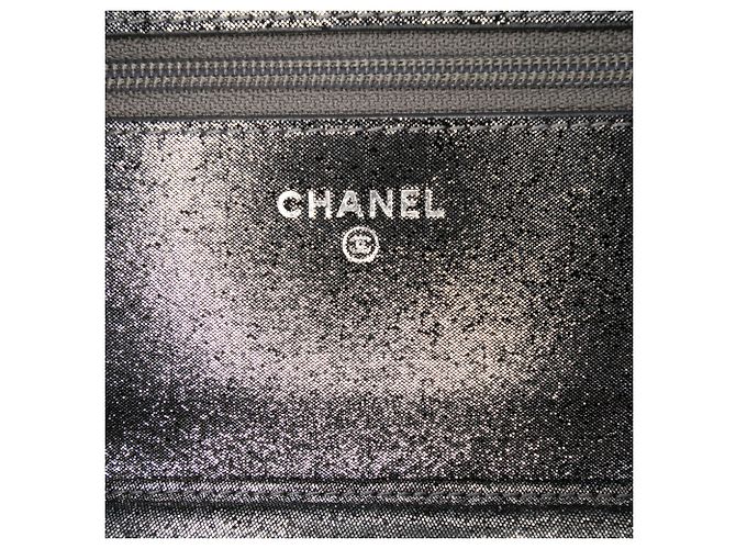 Wallet On Chain Carteira de corrente em couro de cordeiro matelassado iridescente prateada com padrão tartan da Chanel Prata - vista 5
