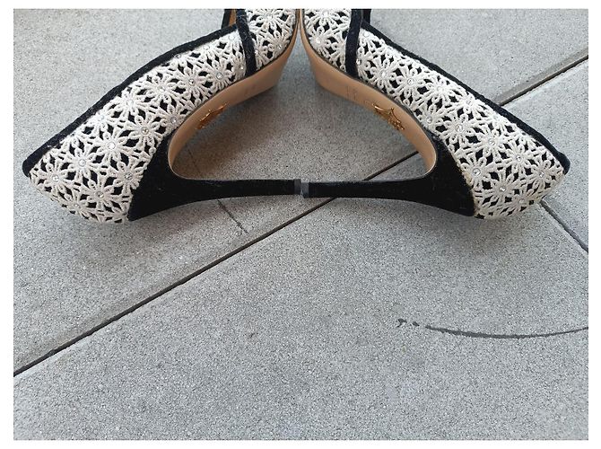 Décolleté Charlotte Olympia in Pizzo Ecru e Velluto Nero Crudo - vista 10