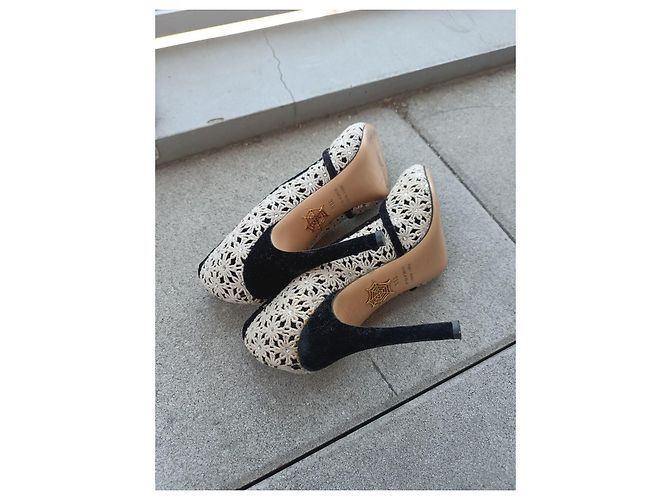 Décolleté Charlotte Olympia in Pizzo Ecru e Velluto Nero Crudo - vista 11