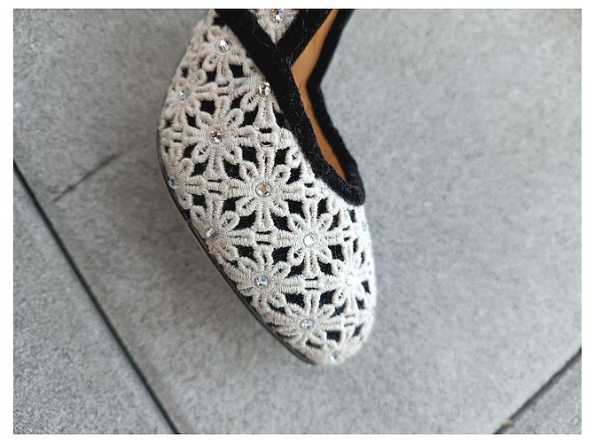 Décolleté Charlotte Olympia in Pizzo Ecru e Velluto Nero Crudo - vista 13