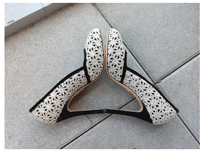 Décolleté Charlotte Olympia in Pizzo Ecru e Velluto Nero Crudo - vista 5