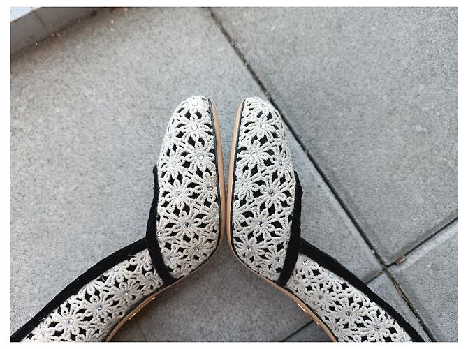 Décolleté Charlotte Olympia in Pizzo Ecru e Velluto Nero Crudo - vista 6