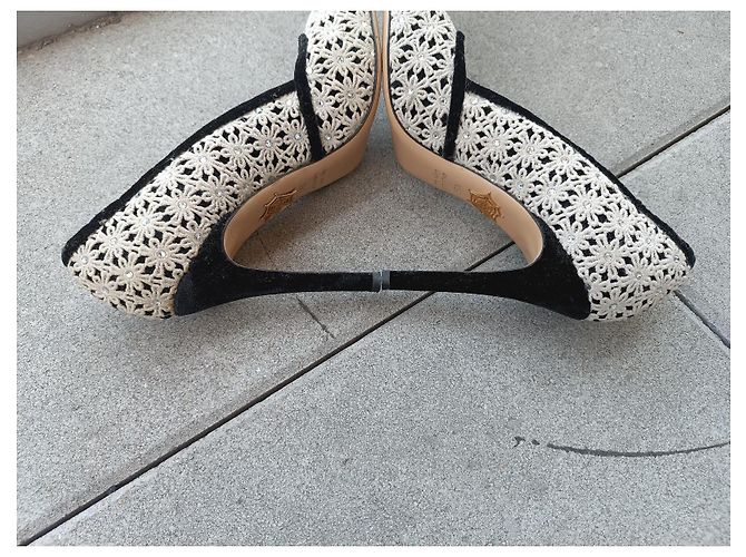 Décolleté Charlotte Olympia in Pizzo Ecru e Velluto Nero Crudo - vista 7