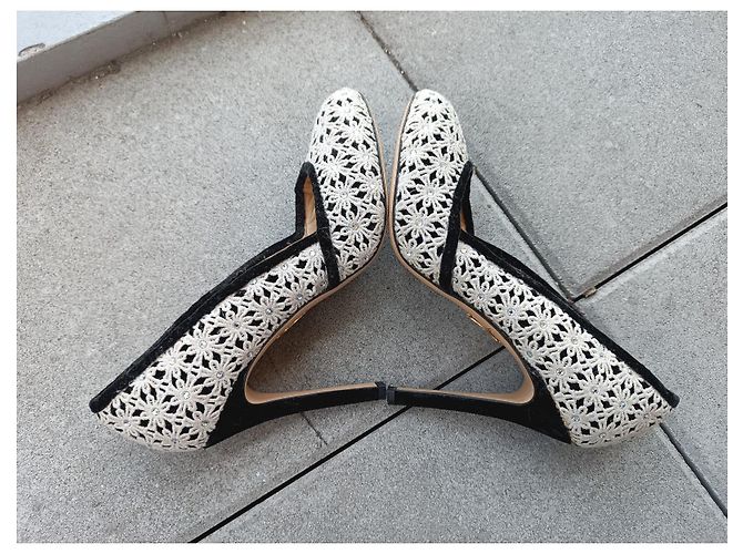 Décolleté Charlotte Olympia in Pizzo Ecru e Velluto Nero Crudo - vista 8