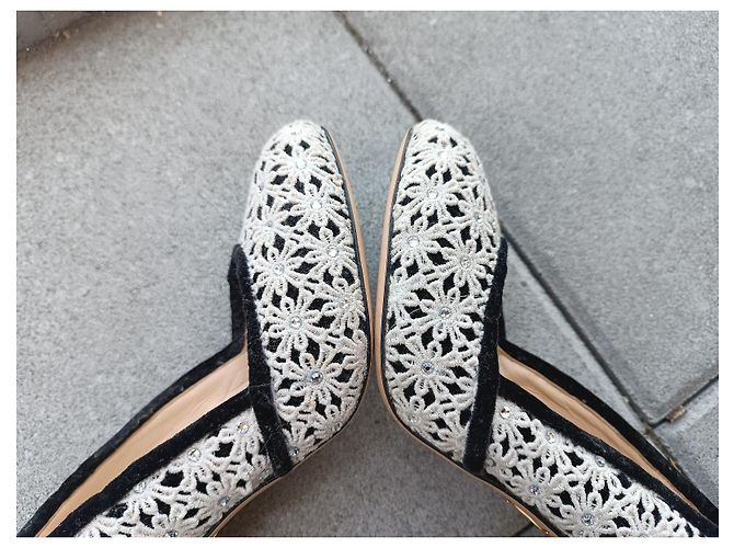 Décolleté Charlotte Olympia in Pizzo Ecru e Velluto Nero Crudo - vista 9