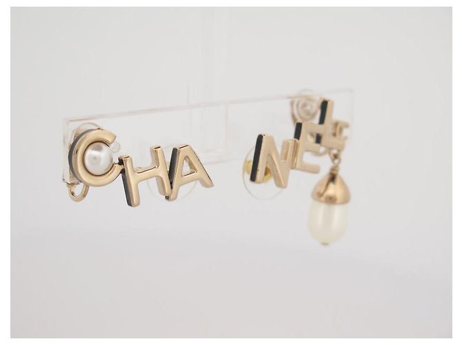 NUOVE ORECCHINI CHANEL AB9508 LOGO CC LETTERE E PERLE D'oro - vista 3