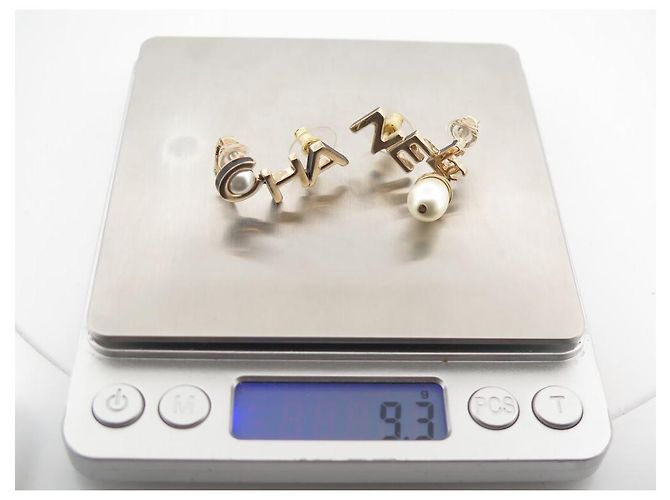 NUOVE ORECCHINI CHANEL AB9508 LOGO CC LETTERE E PERLE D'oro - vista 7