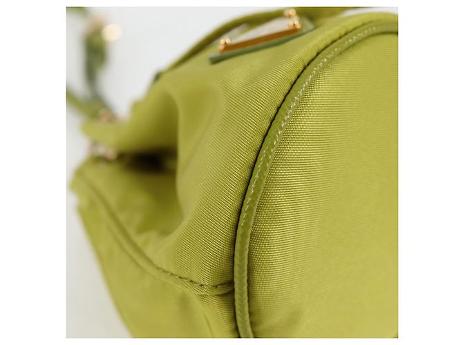 Pochette Prada in nylon verde oro Auth 126000M D'oro - vista 10