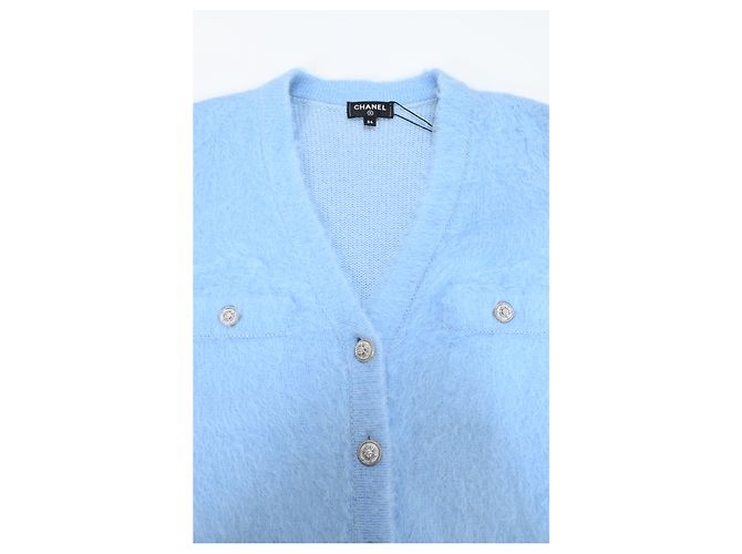 Timeless Chanel-Cardigan mit Knöpfen aus hellblauem Kaschmir - Ansicht 10