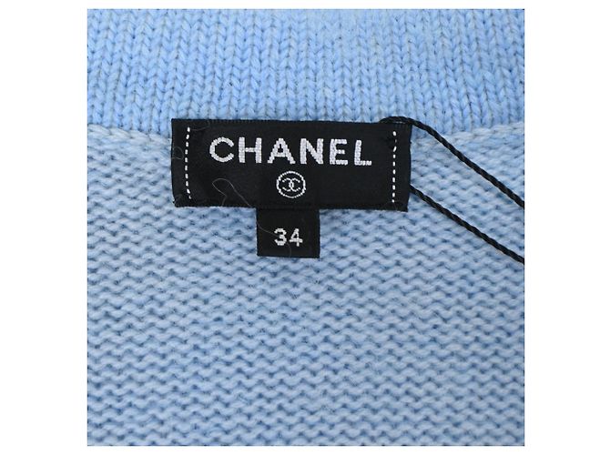 Timeless Chanel-Cardigan mit Knöpfen aus hellblauem Kaschmir - Ansicht 4