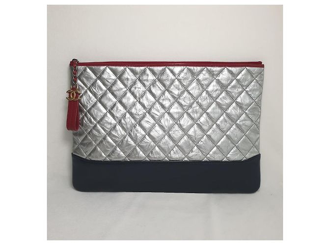CHANEL Gabrielle Clutch Grande (1175670) Plata - vista 2