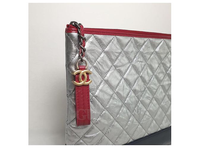 CHANEL Gabrielle Clutch Grande (1175670) Plata - vista 3