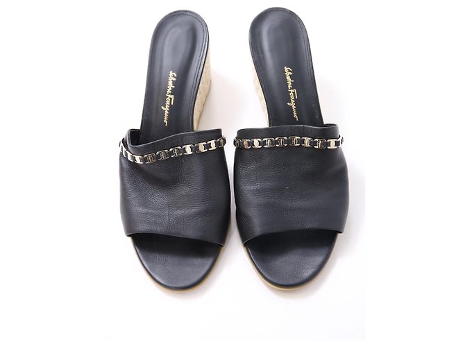 Salvatore Ferragamo Mule decorate Ferragamo Thassos in pelle nera - vista 14