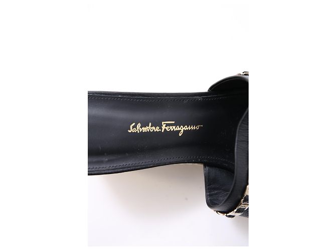 Salvatore Ferragamo Mule decorate Ferragamo Thassos in pelle nera - vista 16