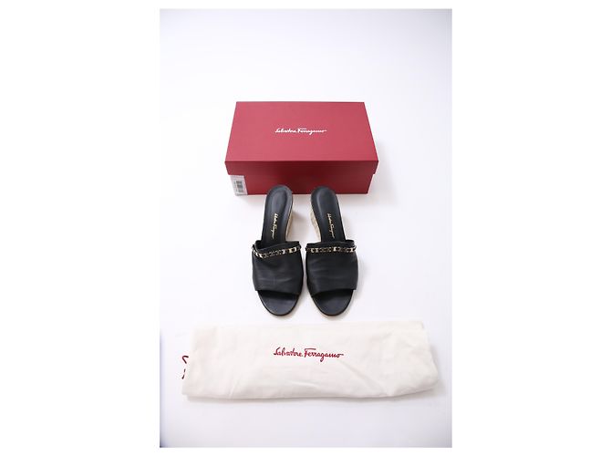 Salvatore Ferragamo Mule decorate Ferragamo Thassos in pelle nera - vista 18