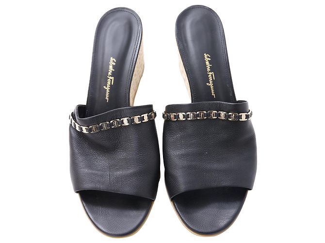 Salvatore Ferragamo Mule decorate Ferragamo Thassos in pelle nera - vista 5