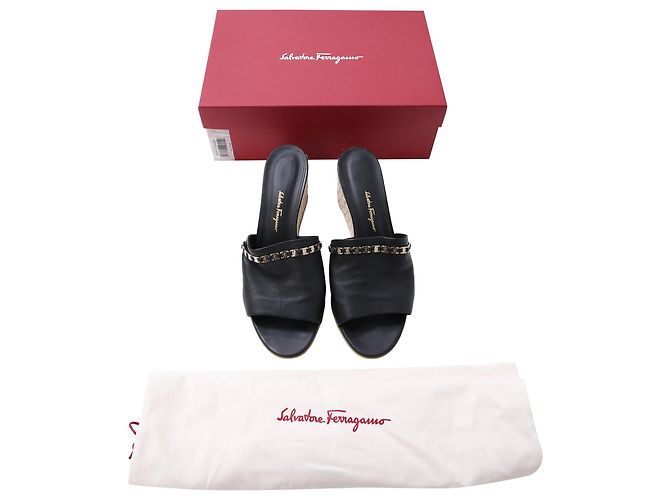 Salvatore Ferragamo Mule decorate Ferragamo Thassos in pelle nera - vista 9