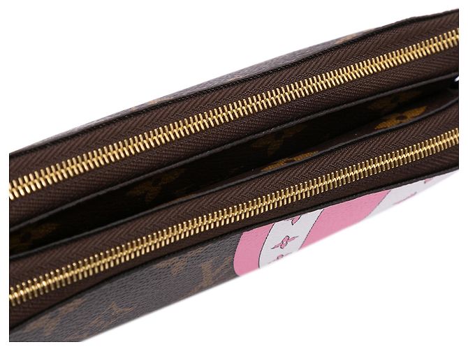 Pochette Illustre Vivienne Shanghai in Monogram Marrone con Doppia Zip Louis Vuitton - vista 7