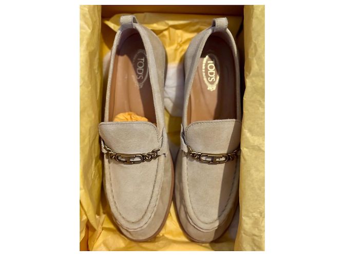 Mocassini Tod's T-chain in scamosciato beige - vista 11