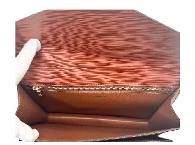 Clutch Louis Vuitton Marrone in Pelle Epi - vista 11