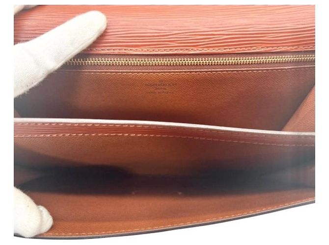 Clutch Louis Vuitton Marrone in Pelle Epi - vista 9