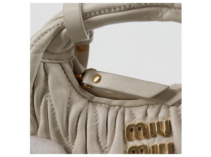 Borsa a spalla mini Matelassé Miu Miu in pelle bianca e oro Auth 115234SM Bianco D'oro - vista 10