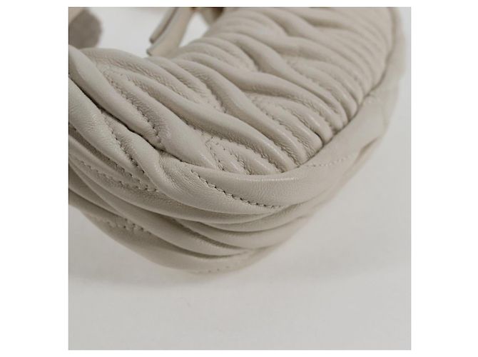 Borsa a spalla mini Matelassé Miu Miu in pelle bianca e oro Auth 115234SM Bianco D'oro - vista 17