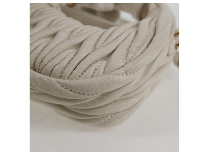 Borsa a spalla mini Matelassé Miu Miu in pelle bianca e oro Auth 115234SM Bianco D'oro - vista 18