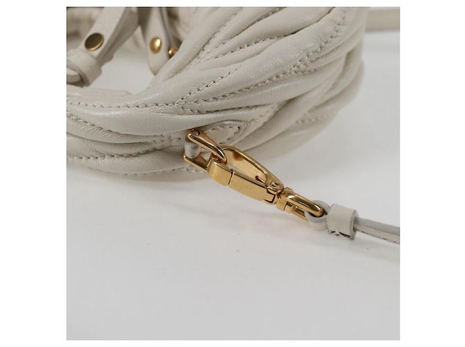 Borsa a spalla mini Matelassé Miu Miu in pelle bianca e oro Auth 115234SM Bianco D'oro - vista 19