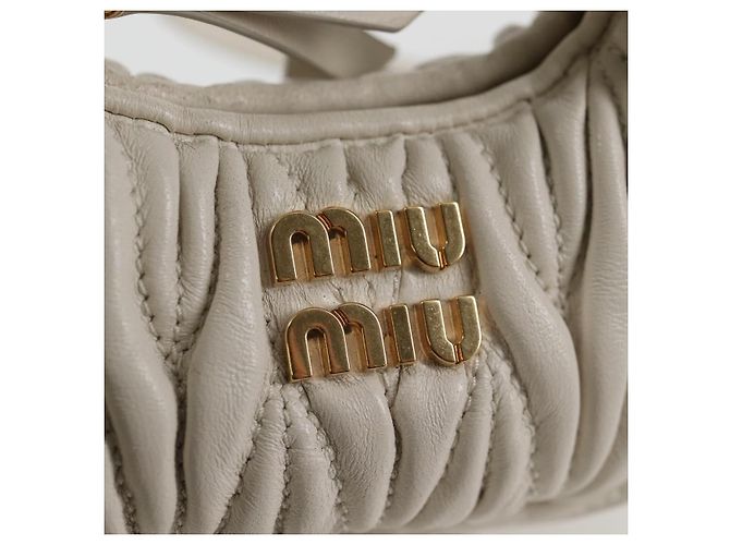 Borsa a spalla mini Matelassé Miu Miu in pelle bianca e oro Auth 115234SM Bianco D'oro - vista 20