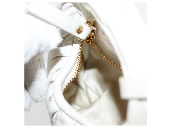 Borsa a spalla mini Matelassé Miu Miu in pelle bianca e oro Auth 115234SM Bianco D'oro - vista 21