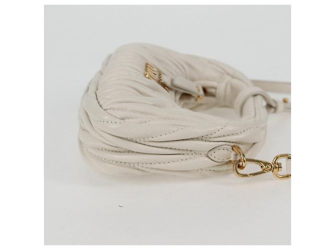Borsa a spalla mini Matelassé Miu Miu in pelle bianca e oro Auth 115234SM Bianco D'oro - vista 4