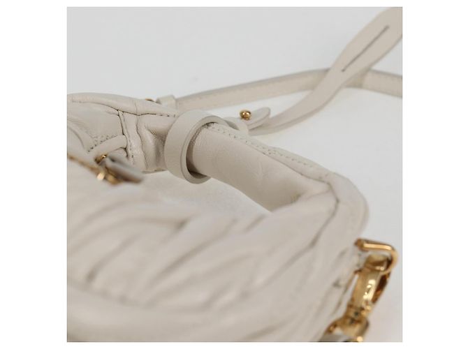 Borsa a spalla mini Matelassé Miu Miu in pelle bianca e oro Auth 115234SM Bianco D'oro - vista 7
