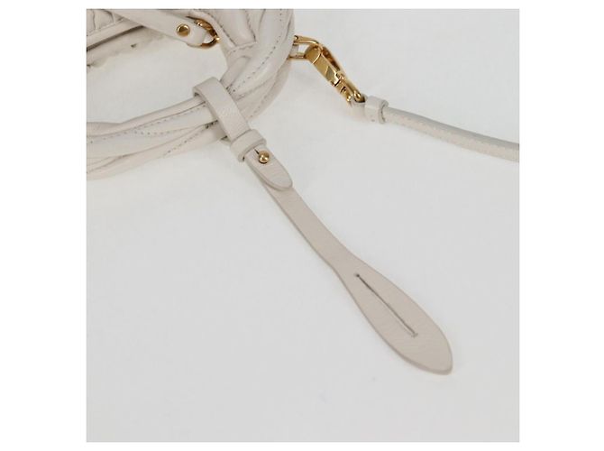 Borsa a spalla mini Matelassé Miu Miu in pelle bianca e oro Auth 115234SM Bianco D'oro - vista 8