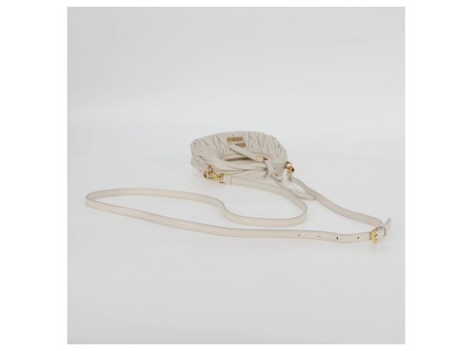 Borsa a spalla mini Matelassé Miu Miu in pelle bianca e oro Auth 115234SM Bianco D'oro - vista 9