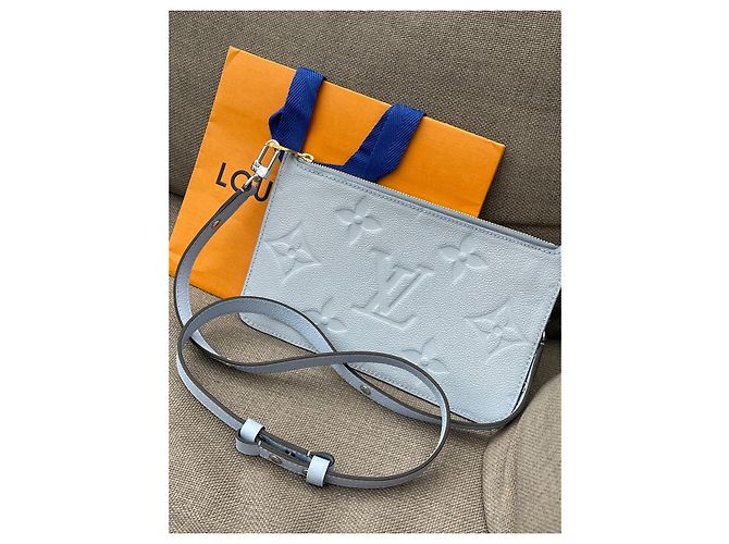 Pochette Louis Vuitton in pelle blu - vista 2