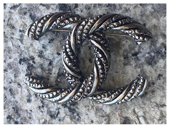 Spilla Chanel CC Argentata Argento Metallico - vista 2