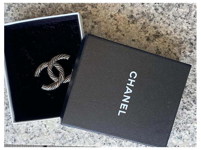 Spilla Chanel CC Argentata Argento Metallico - vista 3