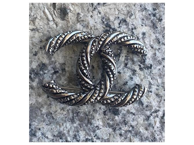 Spilla Chanel CC Argentata Argento Metallico - vista 4