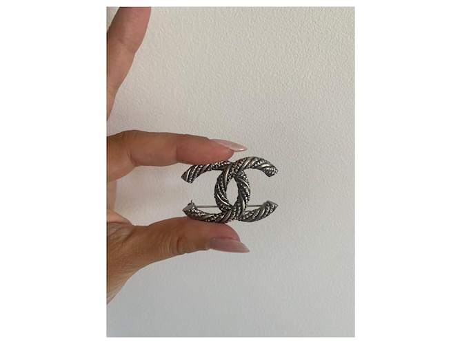 Spilla Chanel CC Argentata Argento Metallico - vista 7