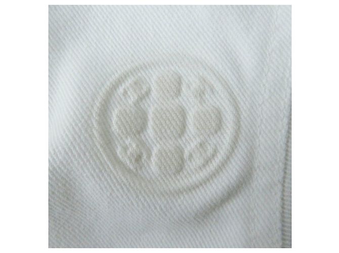 Chaqueta de mezclilla recortada con botones COCO de algodón Chanel con camelia en relieve Blanco - vista 10
