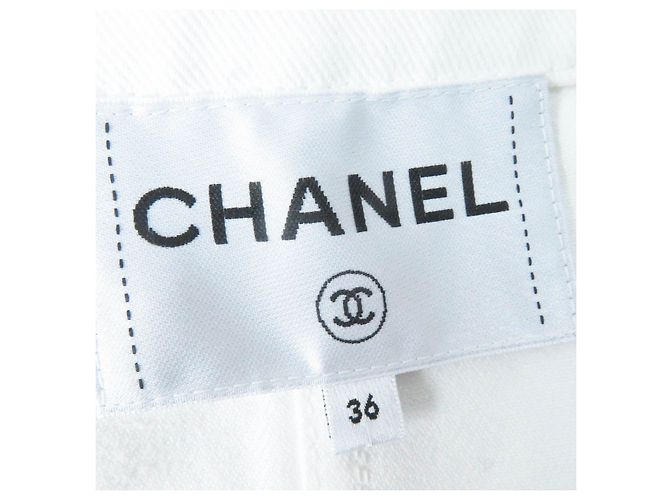 Chaqueta de mezclilla recortada con botones COCO de algodón Chanel con camelia en relieve Blanco - vista 11