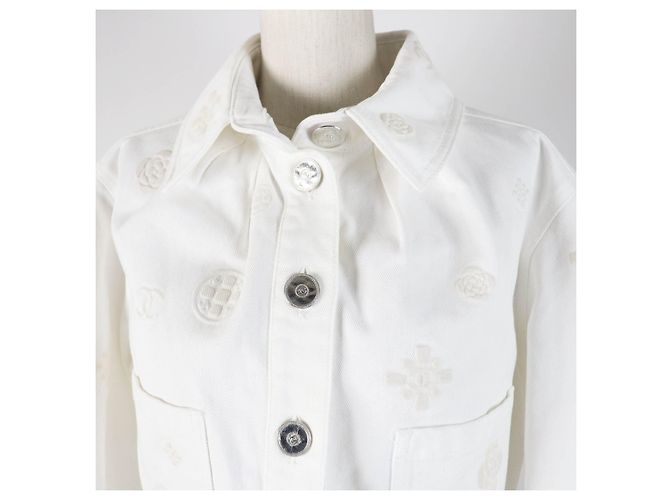 Chaqueta de mezclilla recortada con botones COCO de algodón Chanel con camelia en relieve Blanco - vista 2