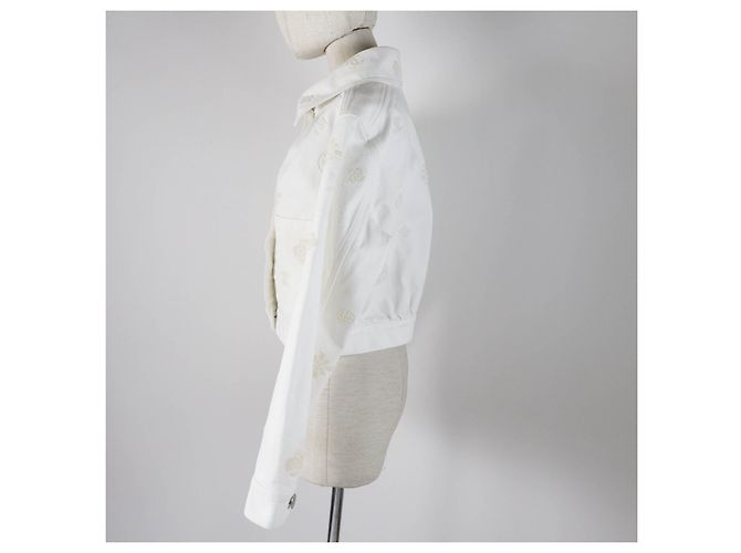 Chaqueta de mezclilla recortada con botones COCO de algodón Chanel con camelia en relieve Blanco - vista 3