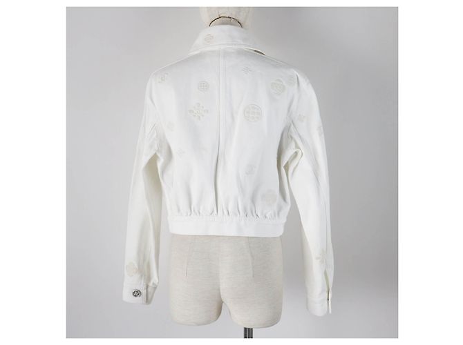 Chaqueta de mezclilla recortada con botones COCO de algodón Chanel con camelia en relieve Blanco - vista 4