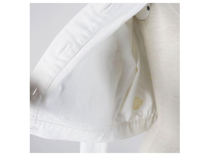 Chaqueta de mezclilla recortada con botones COCO de algodón Chanel con camelia en relieve Blanco - vista 5