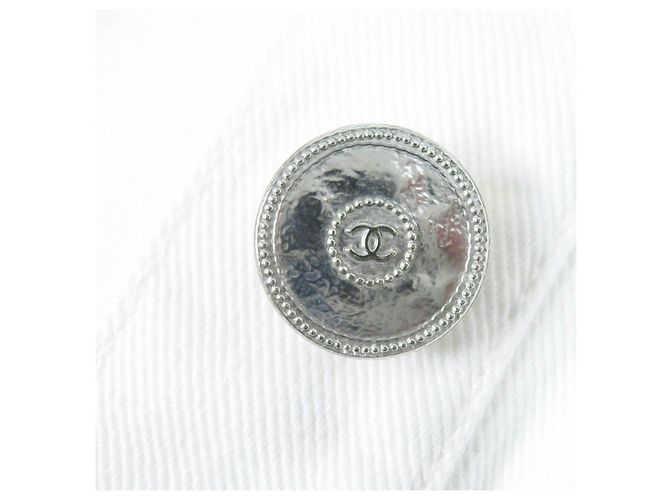Chaqueta de mezclilla recortada con botones COCO de algodón Chanel con camelia en relieve Blanco - vista 6