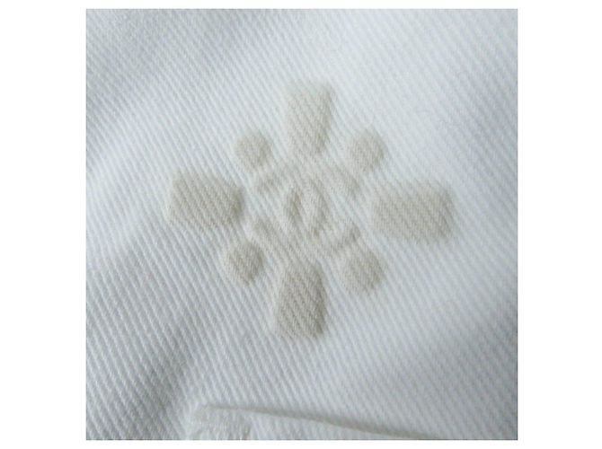 Chaqueta de mezclilla recortada con botones COCO de algodón Chanel con camelia en relieve Blanco - vista 7