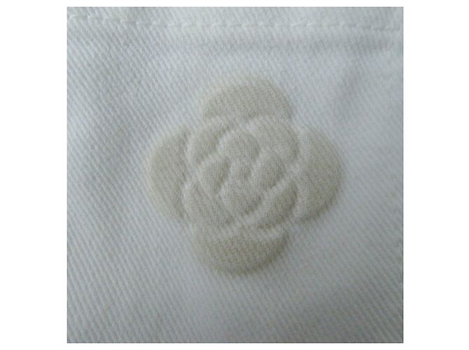 Chaqueta de mezclilla recortada con botones COCO de algodón Chanel con camelia en relieve Blanco - vista 8